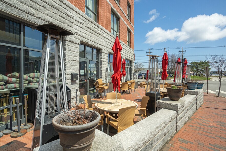 More Photos Of 327 Commercial St, Portland Hotel For Lease