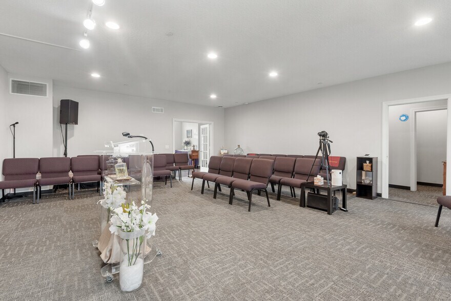 More Photos Of 1701-1713 Southcross Dr W, Burnsville Loft Creative Space For Sale