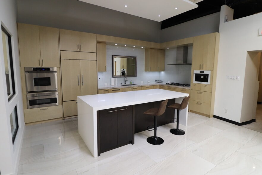 More Photos Of 2336 Farrington St, Dallas Office For Sale