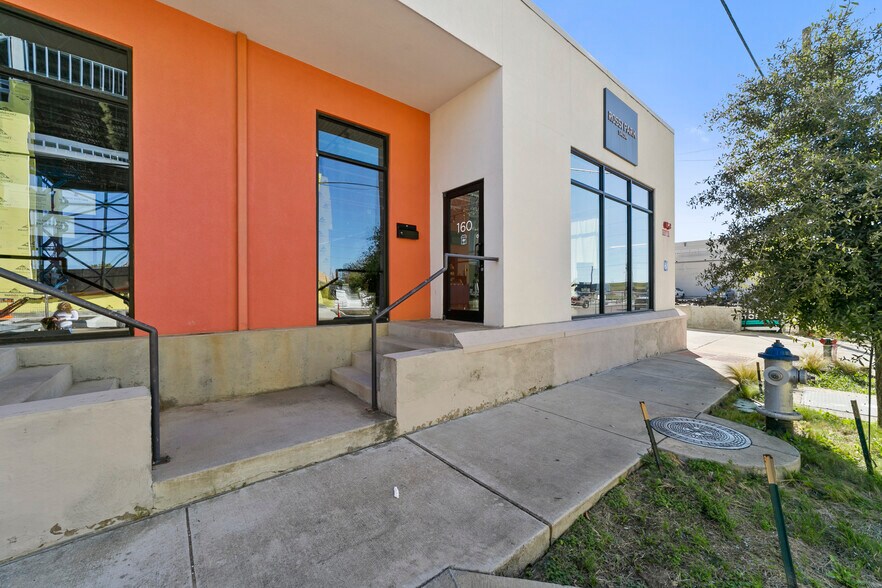 More Photos Of 136 Glass St, Dallas Storefront For Lease