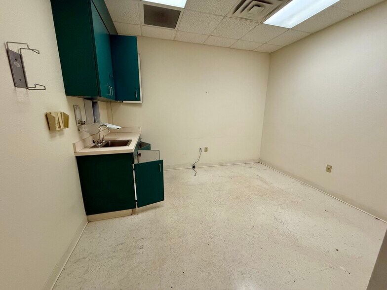 More Photos Of 2416 S Main St, Lindale Office For Sale