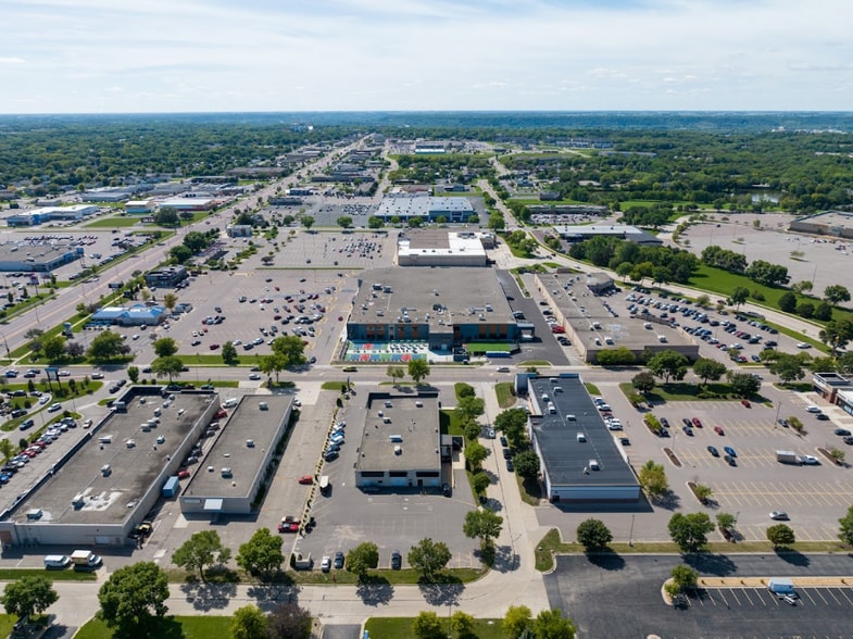 More Photos Of 1850 E Madison Ave, Mankato Freestanding For Lease