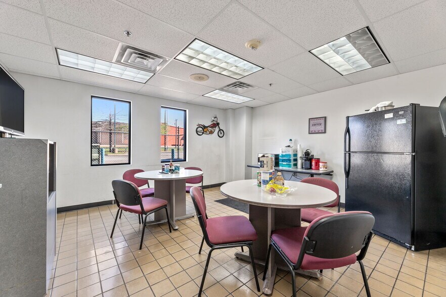 More Photos Of 940 N I-35 E, Lancaster Auto Dealership For Lease