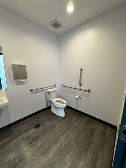 More Photos Of 4950-5020 W Dempster St, Skokie Unknown For Lease