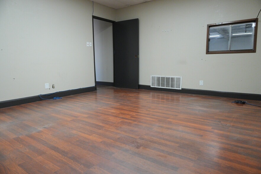 More Photos Of 501 Industrial Dr, Richardson Warehouse For Lease