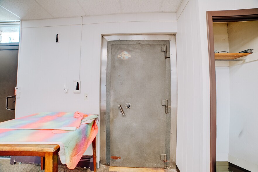 More Photos Of 109 S 2nd St, Watseka Office For Sale