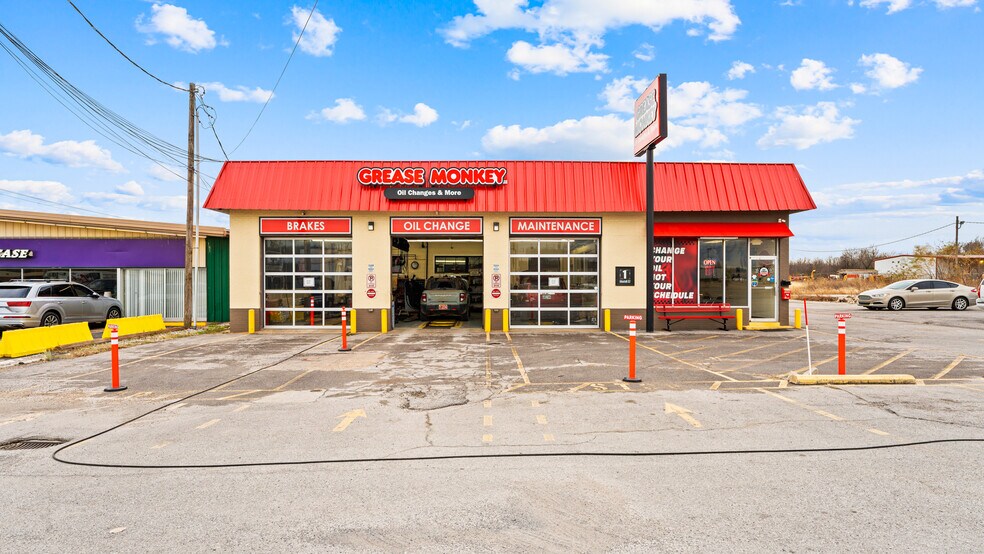 Primary Photo Of 1107-1111 W Shawnee St, Muskogee Auto Repair For Sale