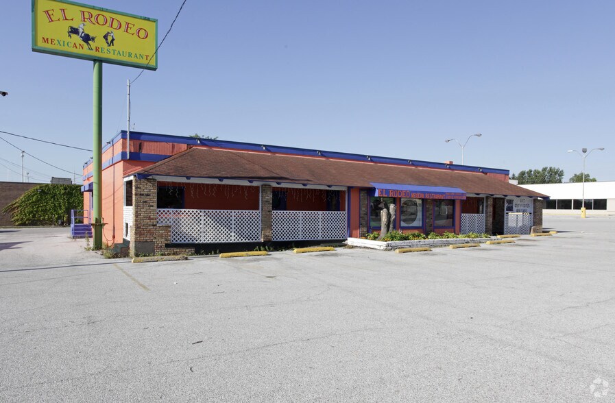 More Photos Of 3560 N Brady St, Davenport Unknown For Lease