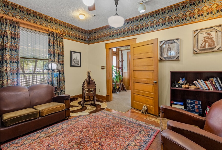 More Photos Of 204 W Central Ave, Fort Worth Office Residential For Sale
