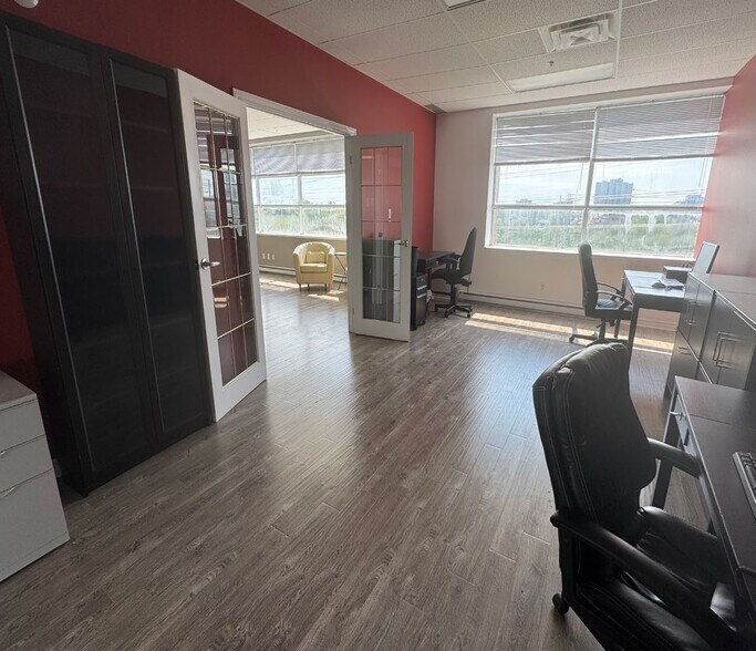 More Photos Of 1550 S Gateway Rd, Mississauga Office For Sale