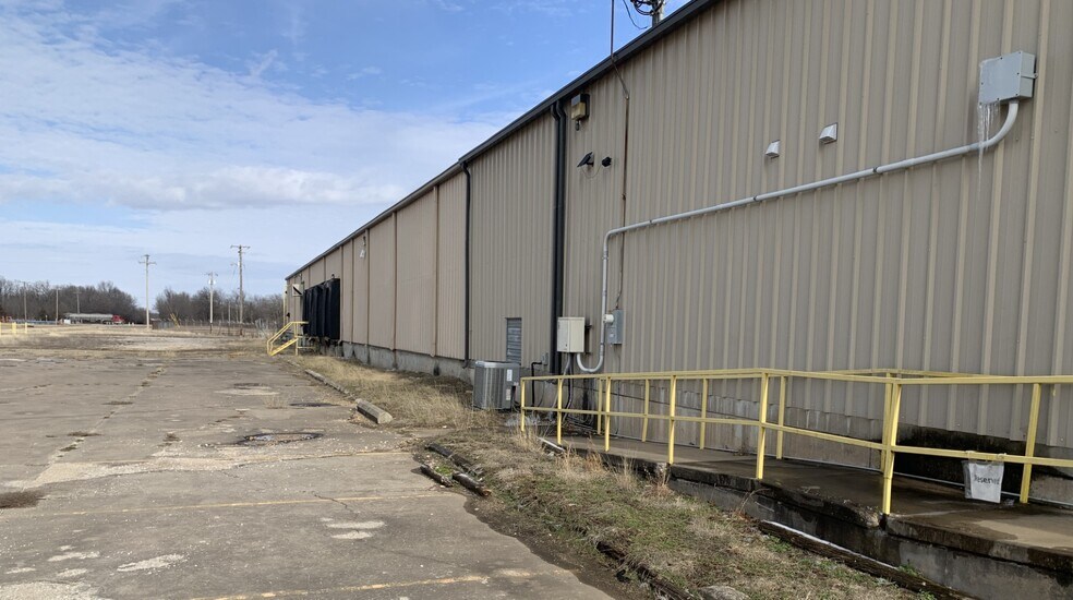 More Photos Of 5725 Howard Bush Dr, Neosho Distribution For Lease