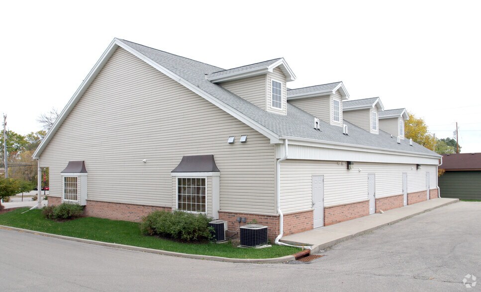 More Photos Of 365 Cottonwood Ave, Hartland Office For Lease