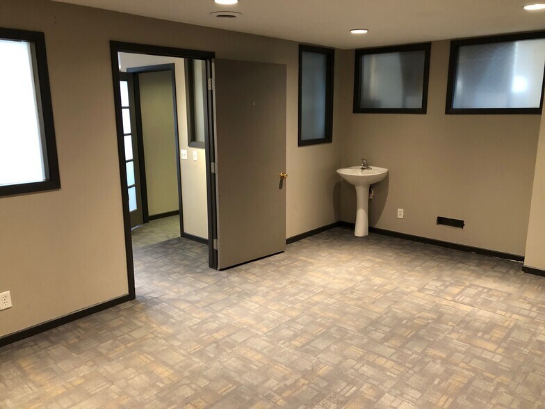 More Photos Of 1026-1028 E Riverside Blvd, Loves Park Office For Lease