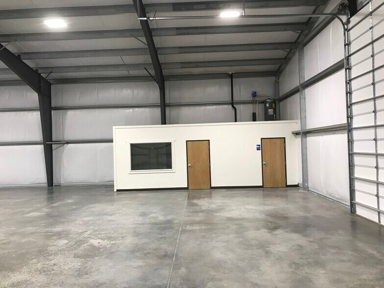 More Photos Of 955 NW Noble Dr, Estacada Warehouse For Sale