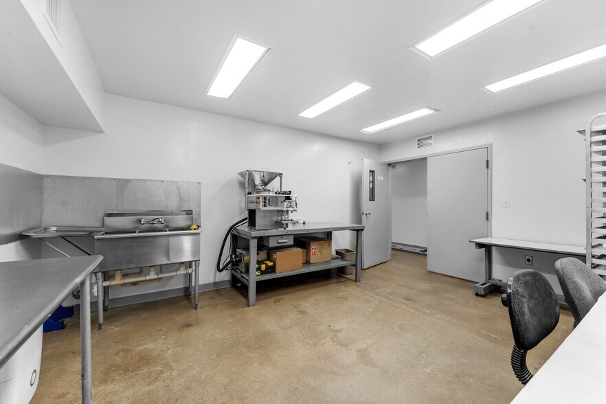 More Photos Of 7155-7159 NW 77th Ter, Miami Warehouse For Sale