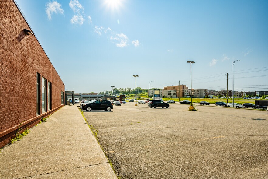 More Photos Of 2140 St King E, Sherbrooke General Retail For Lease