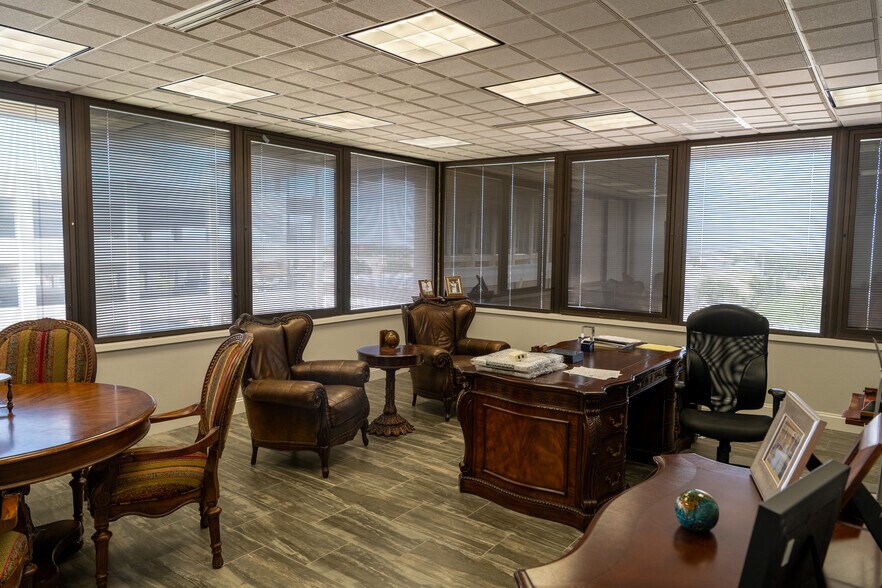 More Photos Of 125 W Missouri Ave, Midland Office For Lease
