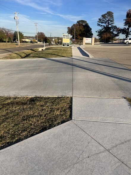 More Photos Of 911 E MacArthur St, Shawnee Showroom For Lease