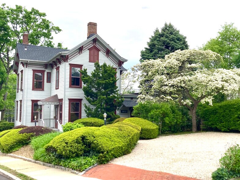 More Photos Of 70 E Main St, Oyster Bay Office Residential For Lease