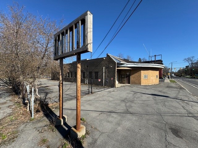 More Photos Of 1543 S Salina St, Syracuse Parking Garage For Sale