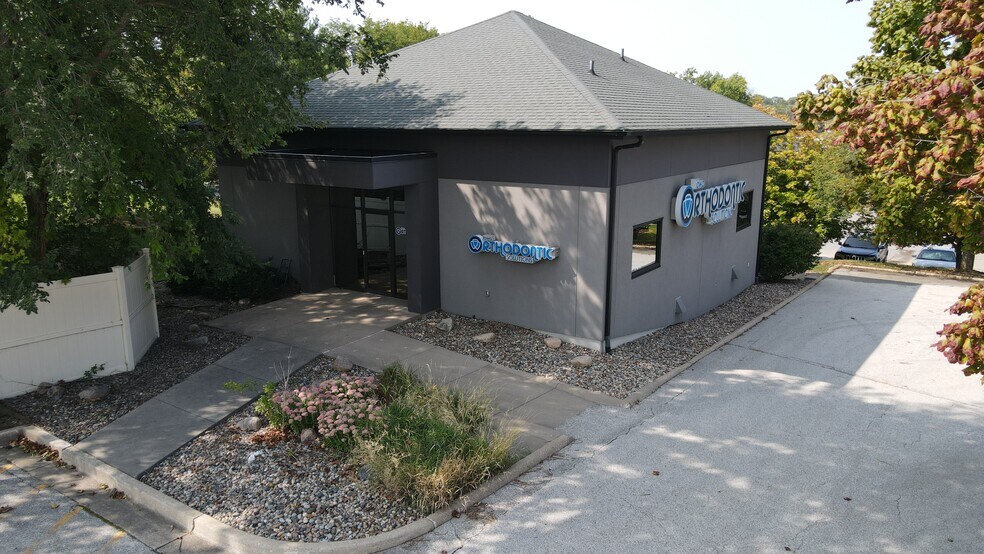 More Photos Of 7180 Hickman Rd, Windsor Heights Medical For Lease