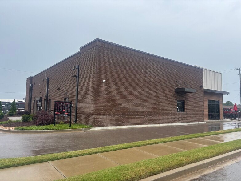 More Photos Of 6011 Airline Rd, Arlington General Retail For Lease