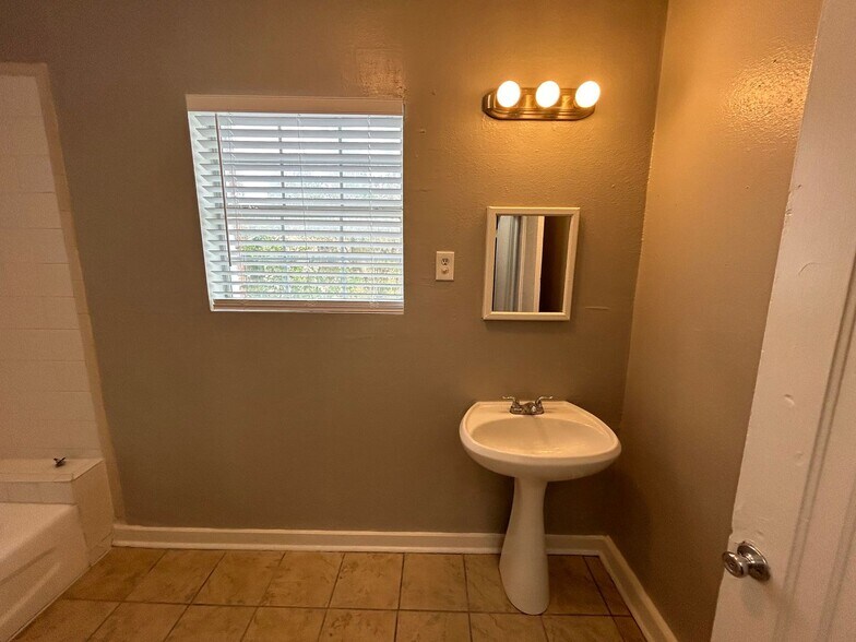 More Photos Of 1409 W Woodlawn Ave, San Antonio Apartments For Sale