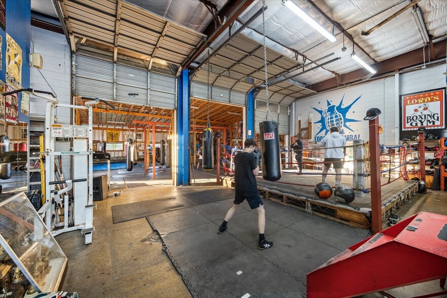 More Photos Of 5528 N Lamar Blvd, Austin Auto Repair For Lease