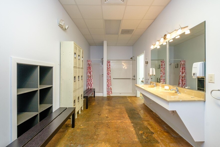 More Photos Of 90 N Main St, Harrisonburg Office For Sale