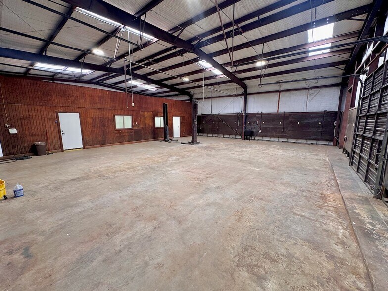 More Photos Of 1501 Lillian Ave, Jourdanton Flex For Lease