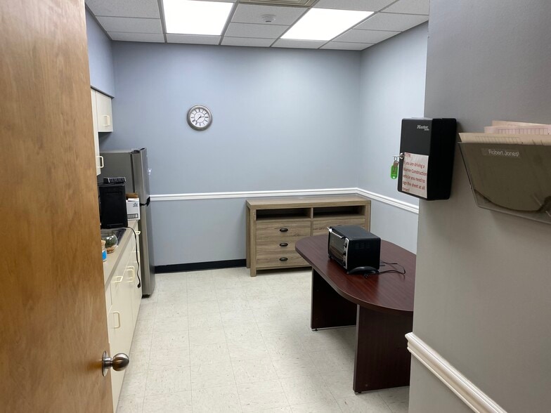 More Photos Of 6 Wesley Ct, Middletown Office For Lease