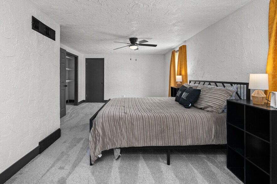 More Photos Of 2400 24th St, Rock Island Office Residential For Lease