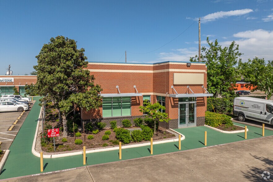 More Photos Of 202 N Texas Ave, Webster Medical For Lease