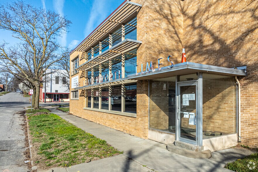 More Photos Of 422 Seneca St, Leavenworth Flex For Sale