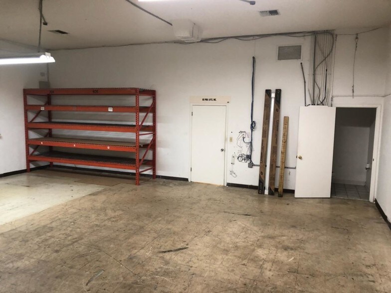 More Photos Of 174 Semoran Commerce Pl, Apopka Light Distribution For Lease