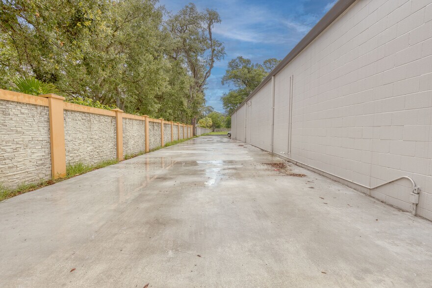 More Photos Of 5953 Roosevelt Blvd, Jacksonville Storefront Retail Office For Lease