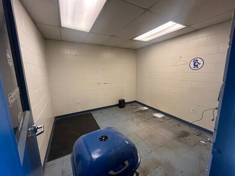 More Photos Of 2404 U St, Bedford Industrial For Sale