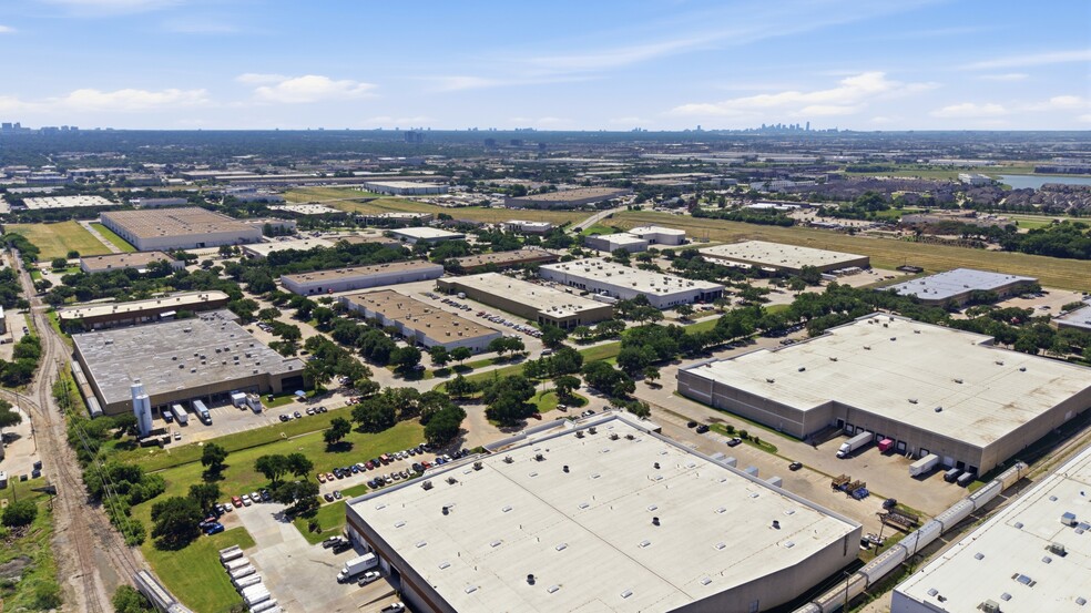 More Photos Of 13755-13775 Benchmark Dr, Farmers Branch Warehouse For Lease