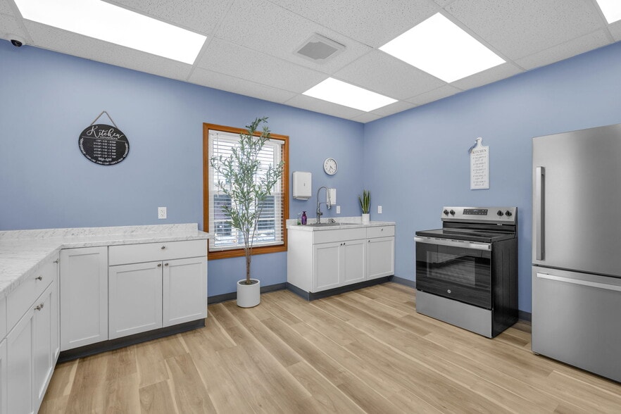 More Photos Of 10455-10499 N College Ave, Carmel Office For Sale