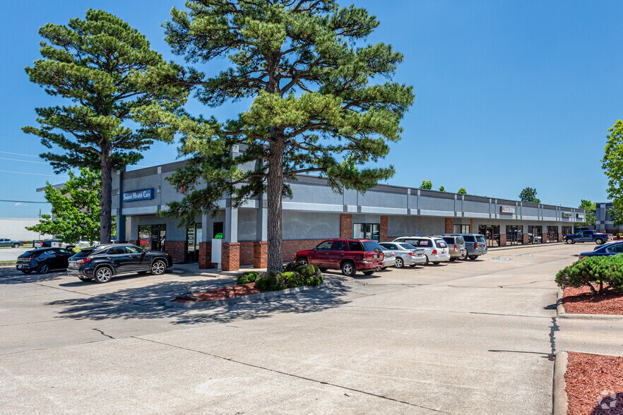 More Photos Of 3277 W Sunset Ave, Springdale Department Store For Lease