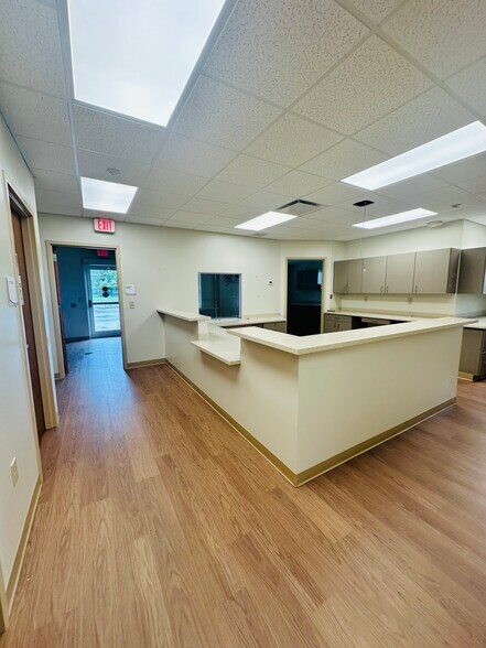 More Photos Of 206 W Main St, New London Medical For Sale