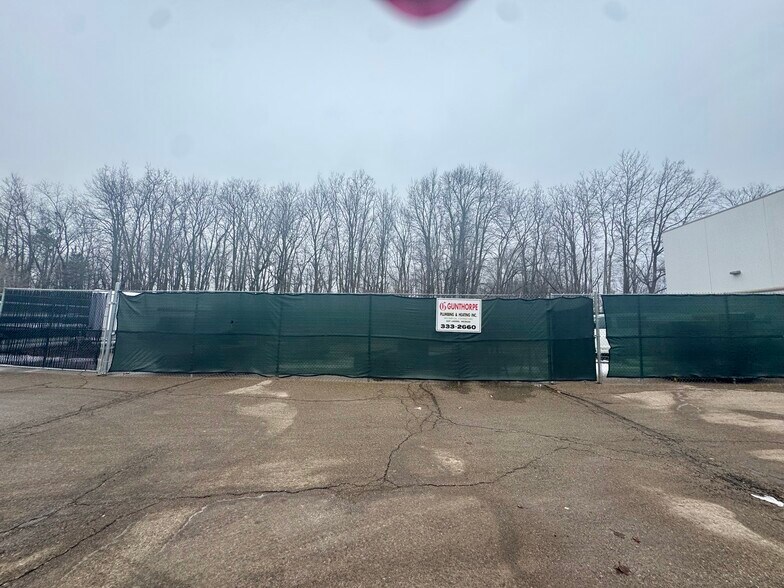 More Photos Of 3201 Pine Tree Rd, Lansing Warehouse For Lease