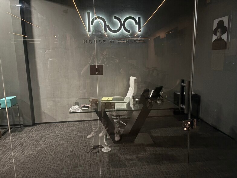 More Photos Of 1495 N Park Dr, Weston Showroom For Lease