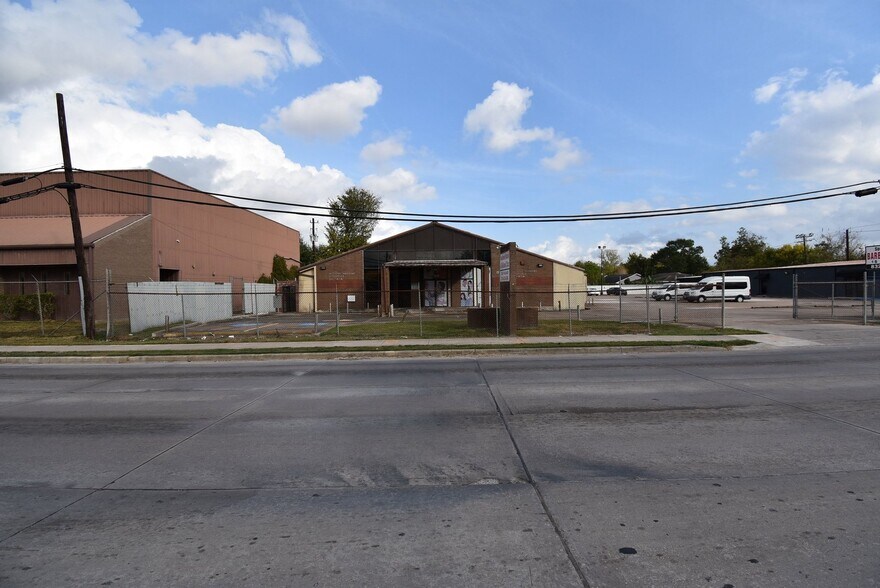 More Photos Of 14215 S Post Oak Rd, Houston Freestanding For Sale