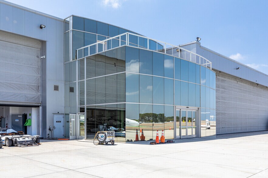 More Photos Of 2100 Palomar Airport Rd, Carlsbad Unknown For Lease