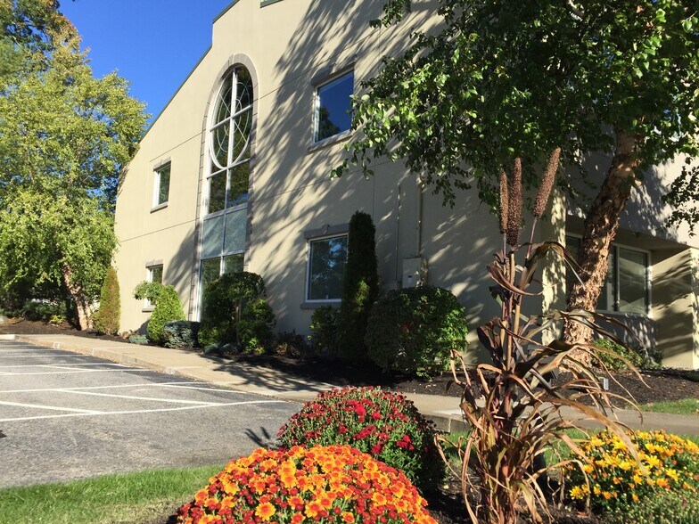 More Photos Of 13 Red Roof Ln, Salem Medical For Lease