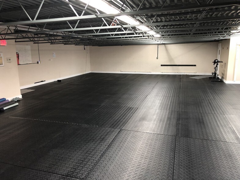 More Photos Of 576 Industrial Pky, Chagrin Falls Storefront Retail Office For Lease