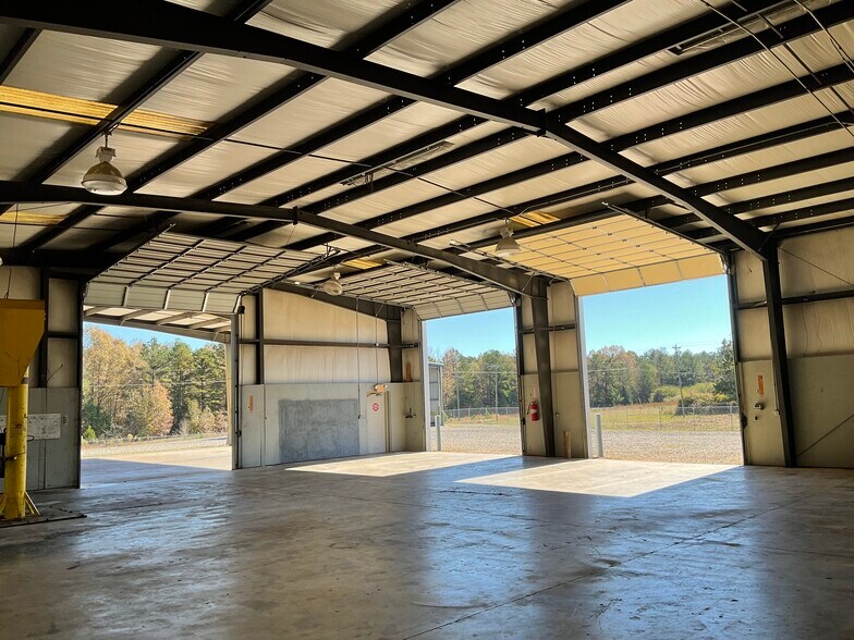 More Photos Of 211 Corporate Dr, Sibley Industrial For Lease