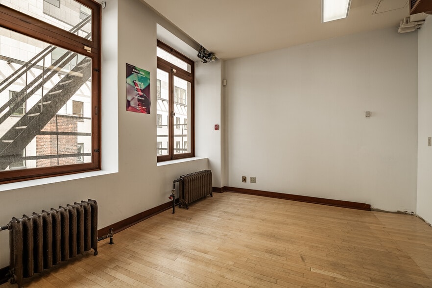 More Photos Of 261 Rue Saint-Jacques, Montréal Office For Lease