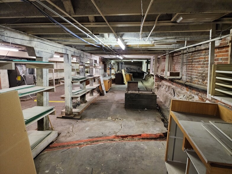 More Photos Of 405 Chestnut St, Atlantic Storefront For Sale